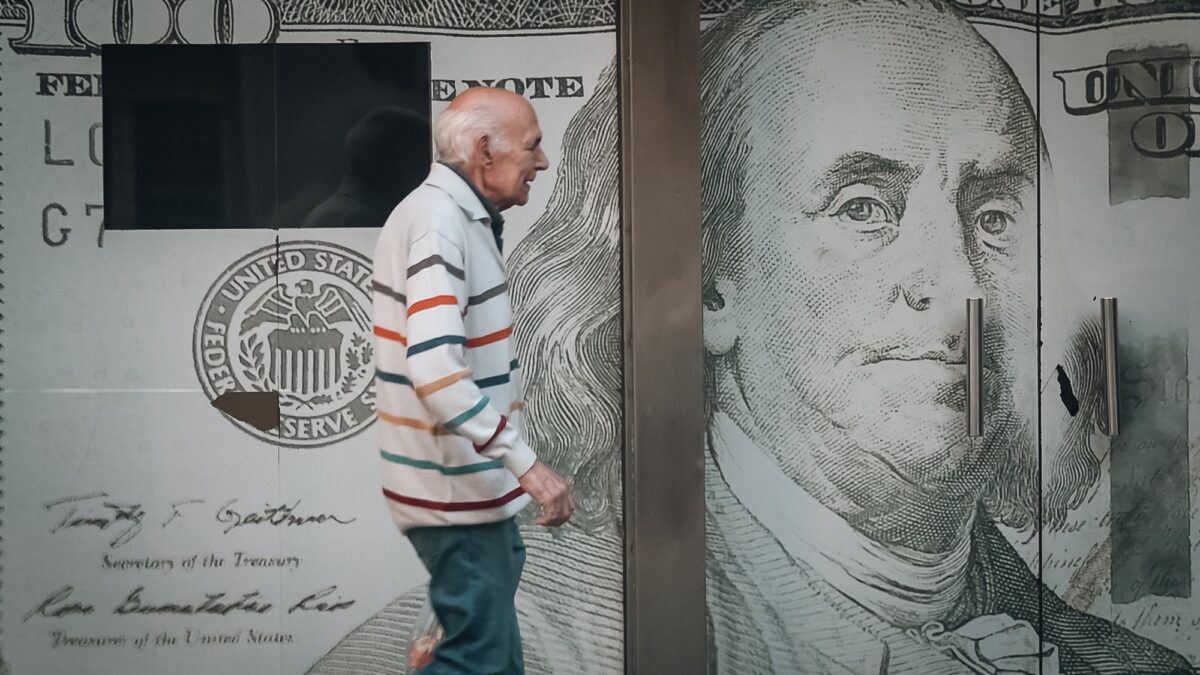 Gobierno impuso techo al dólar en $1.500 con venta de divisas