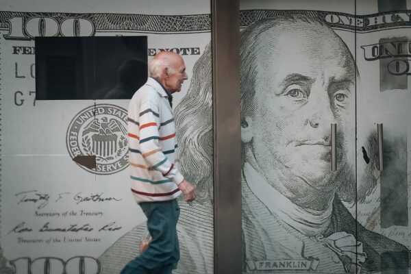 Gobierno impuso techo al dólar en $1.500 con venta de divisas