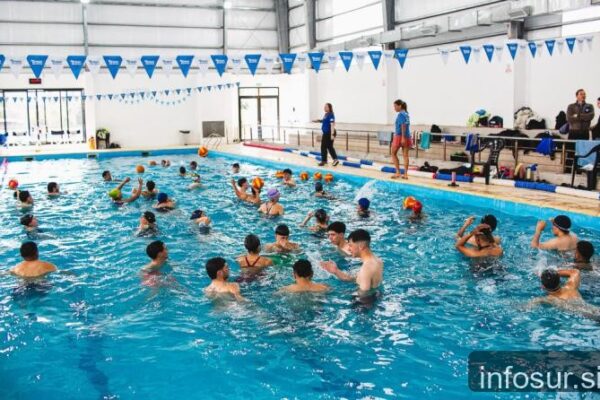 Más de 750 vecinos usan el natatorio y polideportivo de Calzada para entrenarse y recrearse