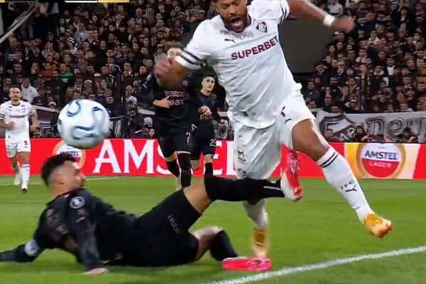 Nacho Vázquez escapó de la roja tras un planchazo polémico a Hulk