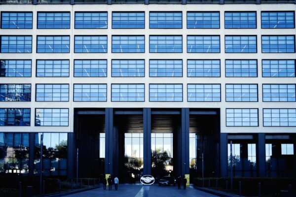Mitad de empresas industriales enfrenta problemas de pago y recurren a deuda