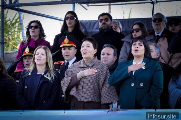 Mayra Mendoza y Eva Mieri participaron del desfile por el aniversario de Bernal