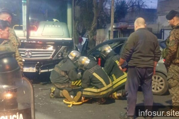 Llavallol: un auto chocó con un colectivo y debieron rescatar al conductor atrapado