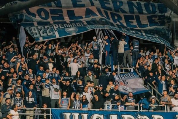 Mostraron banderas del rival: 20 hinchas con derecho de admisión