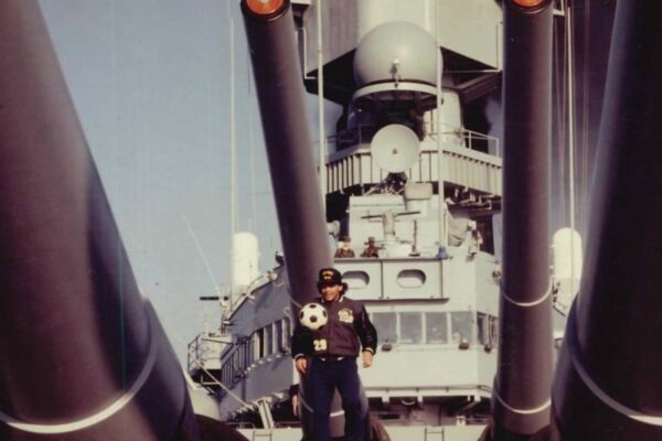 Maradona en un acorazado: fotos inéditas de su visita a un buque de guerra en 1989