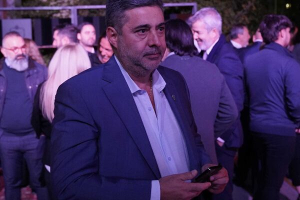 Angelici se mueve en las sombras mientras Riquelme apuesta al boca a boca