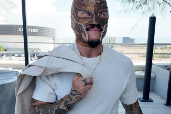 Rey Mysterio vive en una mansión de lujo en California, símbolo de su legado en el mundo del combate.