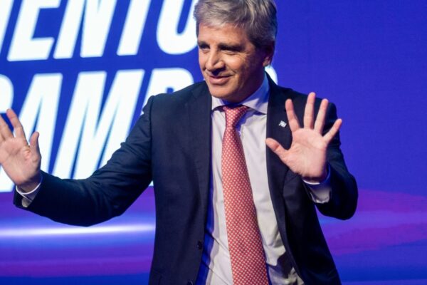 El gobierno evalúa ampliar créditos para impulsar la construcción y reactivar la economía