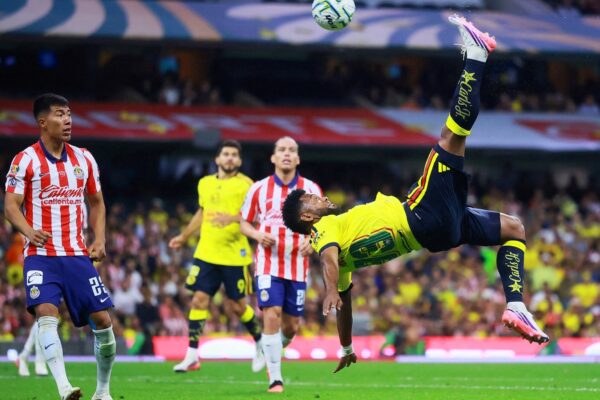 Borja anota doblete y golazo en América ante Chivas