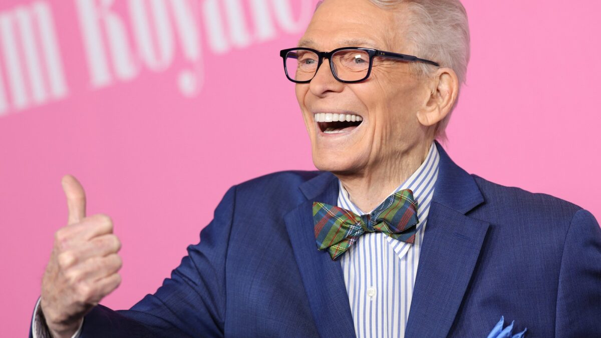 Murió a los 87 años Bob Mackie, el diseñador que vistió a Cher y otros iconos del entretenimiento