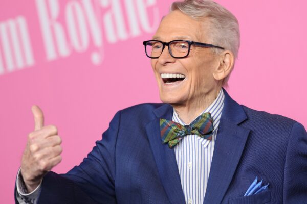 Murió a los 87 años Bob Mackie, el diseñador que vistió a Cher y otros iconos del entretenimiento