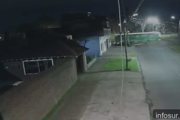 Choque de colectivo en Temperley: conductor murió tras impactar contra vivienda